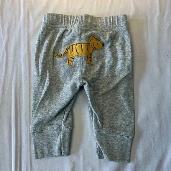 Child of Mine/Carter's - 2 piece newborn baby outfit. Size 0-3 months - Picture 7 of 7